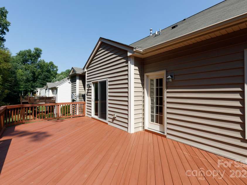 12809 Hunting Birds Lane, Charlotte, NC 28278.  MLS# CAR4292155, YatesRealty ID 34568. 
