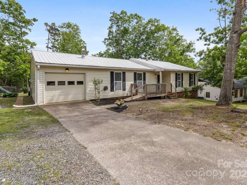 65 Knoll Ridge Drive, Asheville, NC 28804.  MLS# CAR4259761, YatesRealty ID 34573. 