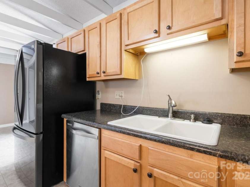 65 Knoll Ridge Drive, Asheville, NC 28804.  MLS# CAR4259761, YatesRealty ID 34573. 