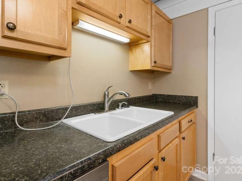 65 Knoll Ridge Drive, Asheville, NC 28804.  MLS# CAR4259761, YatesRealty ID 34573. 