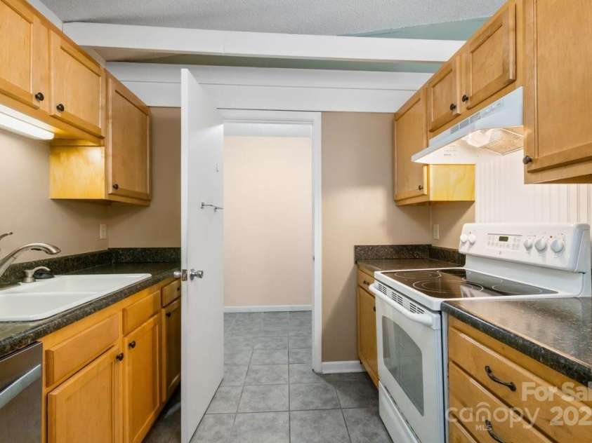 65 Knoll Ridge Drive, Asheville, NC 28804.  MLS# CAR4259761, YatesRealty ID 34573. 