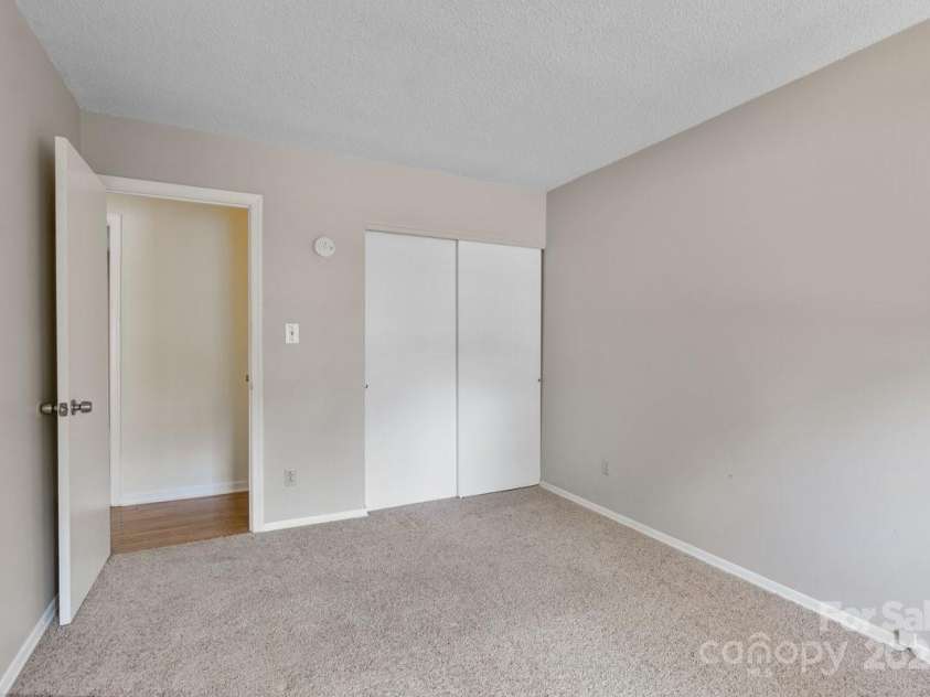 65 Knoll Ridge Drive, Asheville, NC 28804.  MLS# CAR4259761, YatesRealty ID 34573. 
