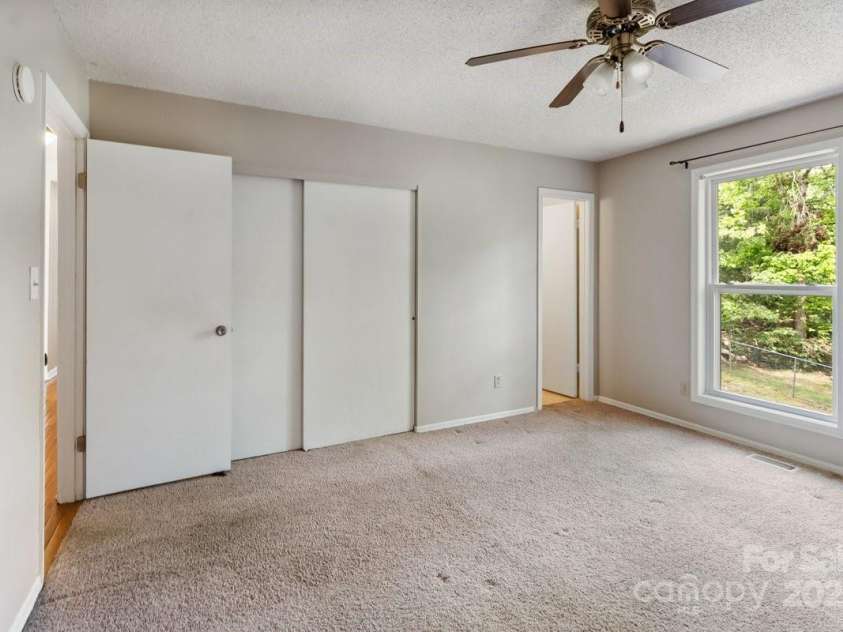 65 Knoll Ridge Drive, Asheville, NC 28804.  MLS# CAR4259761, YatesRealty ID 34573. 
