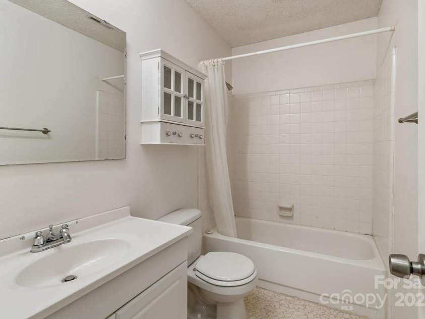 65 Knoll Ridge Drive, Asheville, NC 28804.  MLS# CAR4259761, YatesRealty ID 34573. 