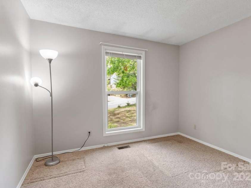 65 Knoll Ridge Drive, Asheville, NC 28804.  MLS# CAR4259761, YatesRealty ID 34573. 