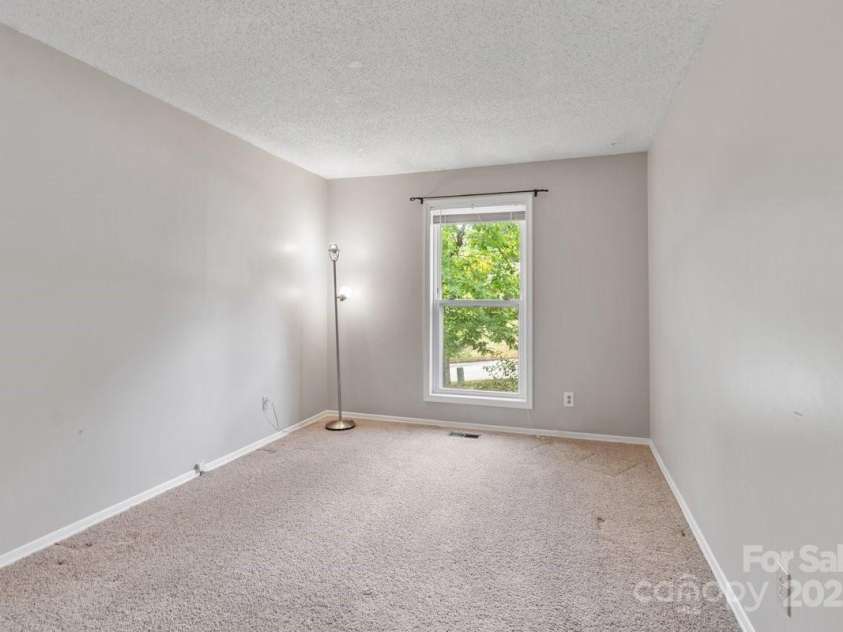 65 Knoll Ridge Drive, Asheville, NC 28804.  MLS# CAR4259761, YatesRealty ID 34573. 
