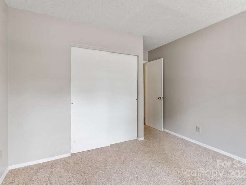 65 Knoll Ridge Drive, Asheville, NC 28804.  MLS# CAR4259761, YatesRealty ID 34573. 