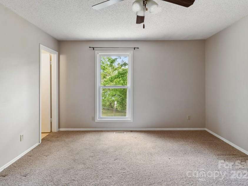 65 Knoll Ridge Drive, Asheville, NC 28804.  MLS# CAR4259761, YatesRealty ID 34573. 
