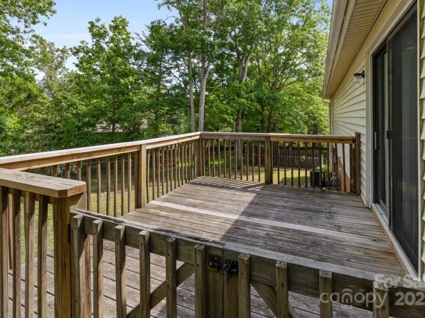 65 Knoll Ridge Drive, Asheville, NC 28804.  MLS# CAR4259761, YatesRealty ID 34573. 