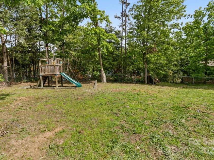 65 Knoll Ridge Drive, Asheville, NC 28804.  MLS# CAR4259761, YatesRealty ID 34573. 