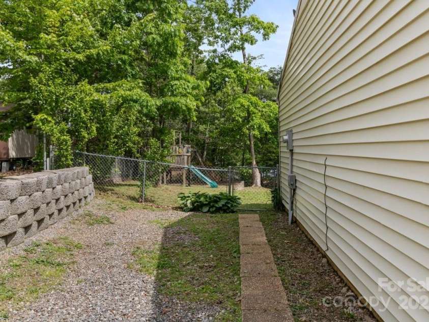 65 Knoll Ridge Drive, Asheville, NC 28804.  MLS# CAR4259761, YatesRealty ID 34573. 