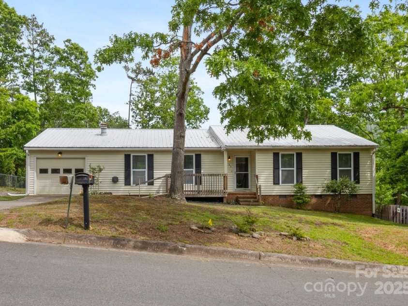 65 Knoll Ridge Drive, Asheville, NC 28804.  MLS# CAR4259761, YatesRealty ID 34573. 