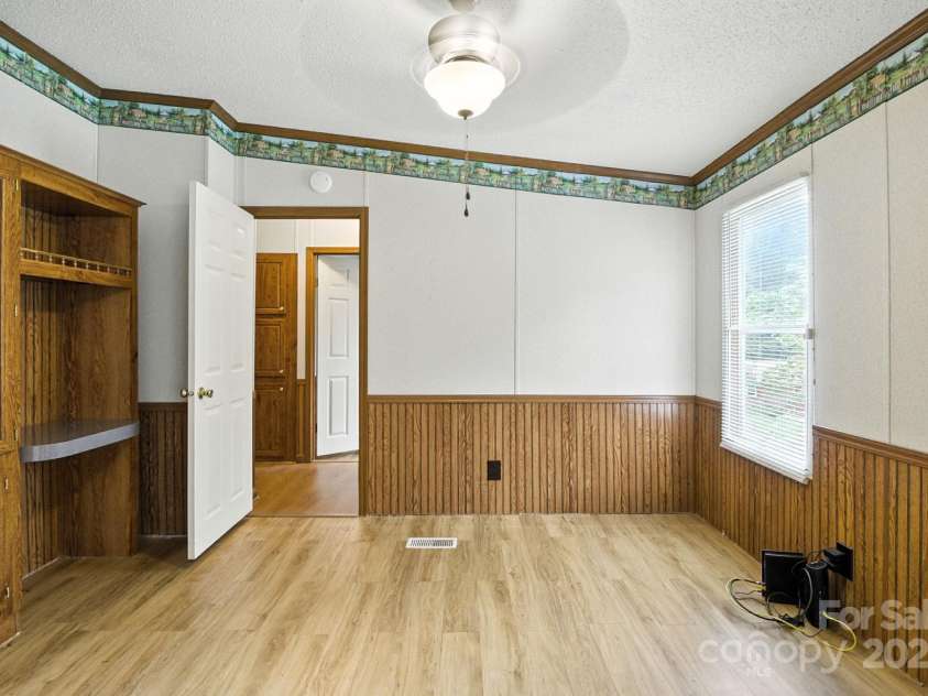 6337 Fairlane Street, Hickory, NC 28602.  MLS# CAR4287746, YatesRealty ID 34574. Flex Room
