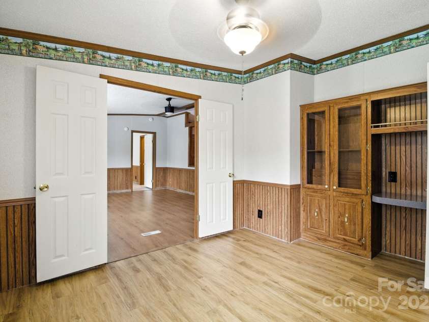 6337 Fairlane Street, Hickory, NC 28602.  MLS# CAR4287746, YatesRealty ID 34574. Flex Room