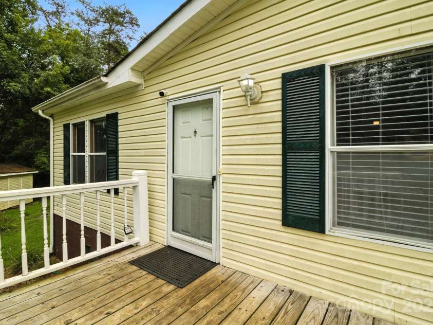6337 Fairlane Street, Hickory, NC 28602.  MLS# CAR4287746, YatesRealty ID 34574. Front Porch