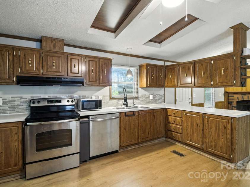 6337 Fairlane Street, Hickory, NC 28602.  MLS# CAR4287746, YatesRealty ID 34574. Kitchen