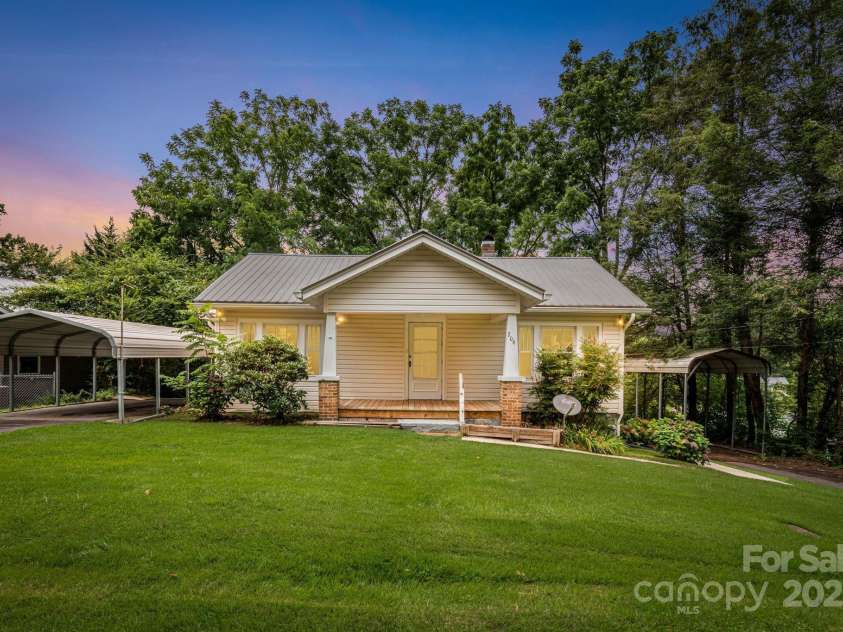206 Rhododendron Drive, Brevard, NC 28712.  MLS# CAR4292344, YatesRealty ID 34575. 