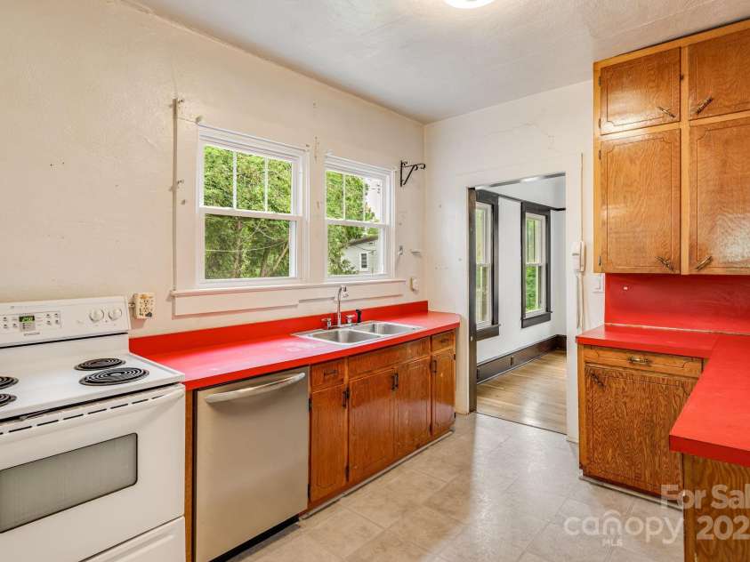 206 Rhododendron Drive, Brevard, NC 28712.  MLS# CAR4292344, YatesRealty ID 34575. 