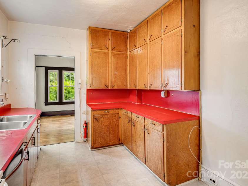206 Rhododendron Drive, Brevard, NC 28712.  MLS# CAR4292344, YatesRealty ID 34575. 