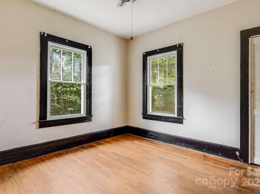 206 Rhododendron Drive, Brevard, NC 28712.  MLS# CAR4292344, YatesRealty ID 34575. 