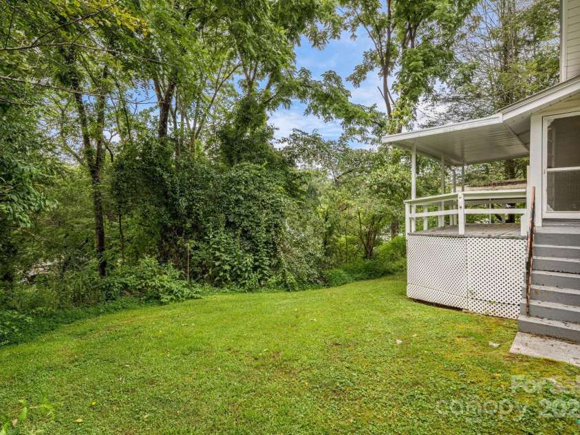 206 Rhododendron Drive, Brevard, NC 28712.  MLS# CAR4292344, YatesRealty ID 34575. 