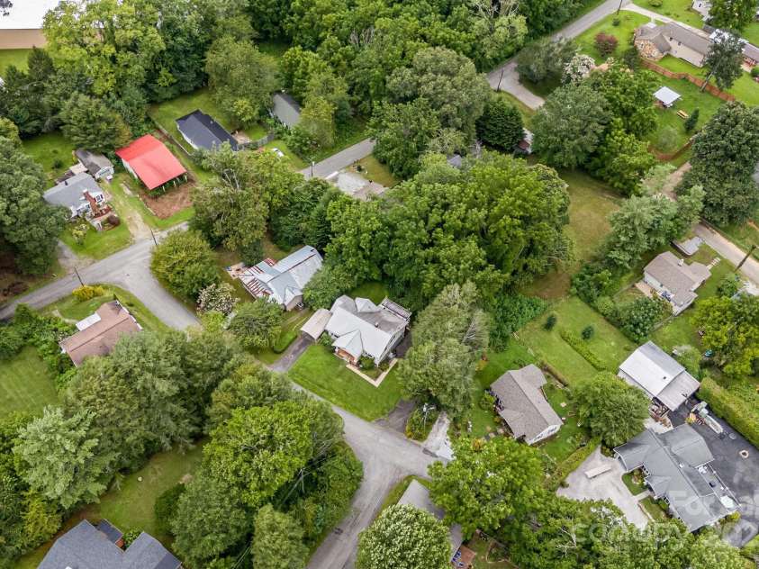 206 Rhododendron Drive, Brevard, NC 28712.  MLS# CAR4292344, YatesRealty ID 34575. 