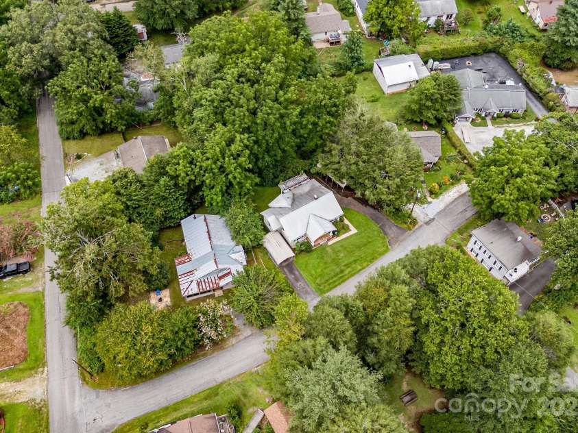 206 Rhododendron Drive, Brevard, NC 28712.  MLS# CAR4292344, YatesRealty ID 34575. 