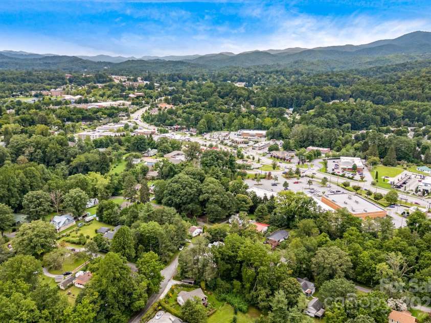 206 Rhododendron Drive, Brevard, NC 28712.  MLS# CAR4292344, YatesRealty ID 34575. 