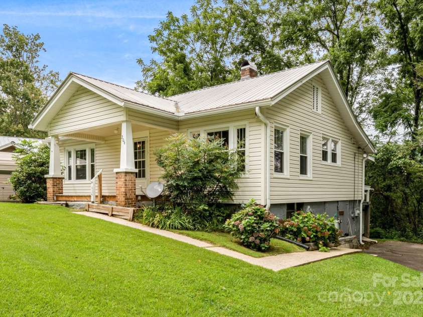 206 Rhododendron Drive, Brevard, NC 28712.  MLS# CAR4292344, YatesRealty ID 34575. 