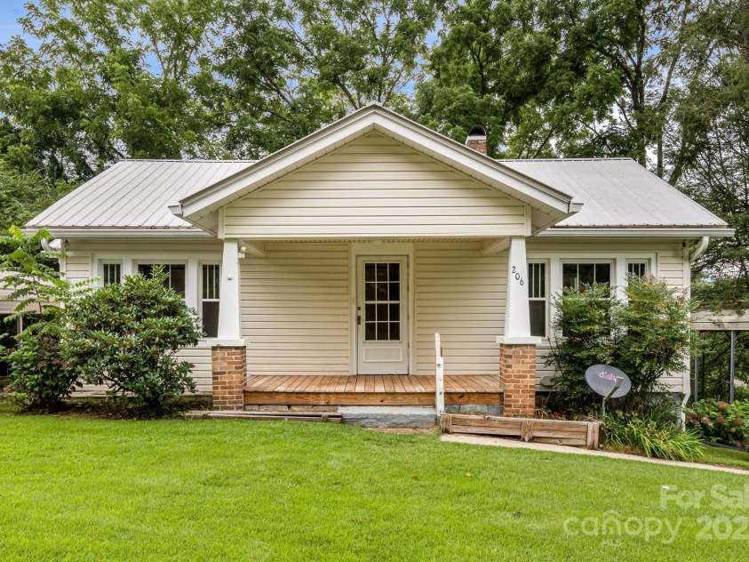 206 Rhododendron Drive, Brevard, NC 28712.  MLS# CAR4292344, YatesRealty ID 34575. 