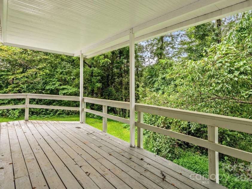 206 Rhododendron Drive, Brevard, NC 28712.  MLS# CAR4292344, YatesRealty ID 34575. 