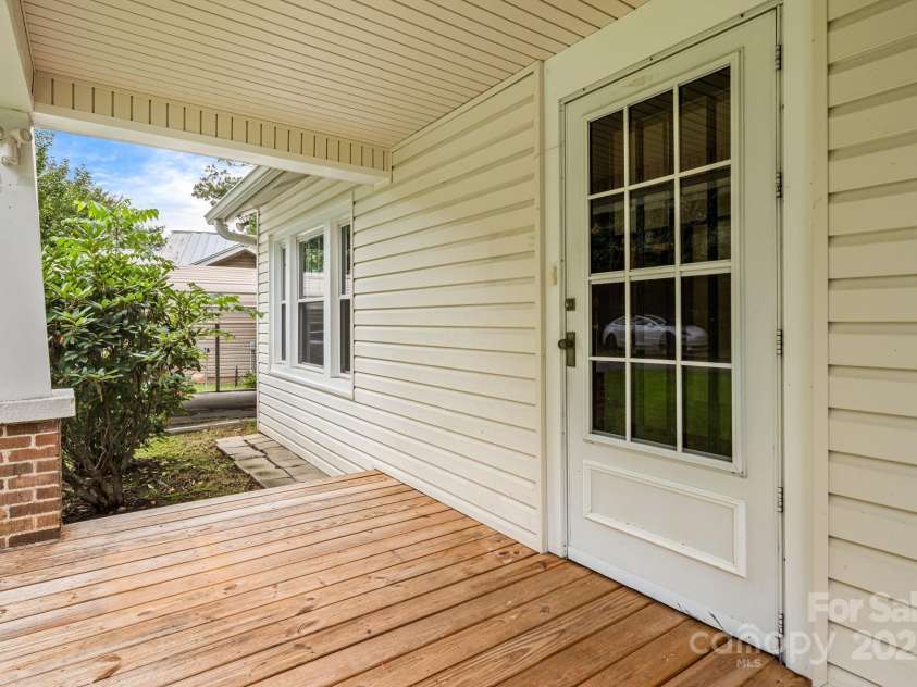 206 Rhododendron Drive, Brevard, NC 28712.  MLS# CAR4292344, YatesRealty ID 34575. 