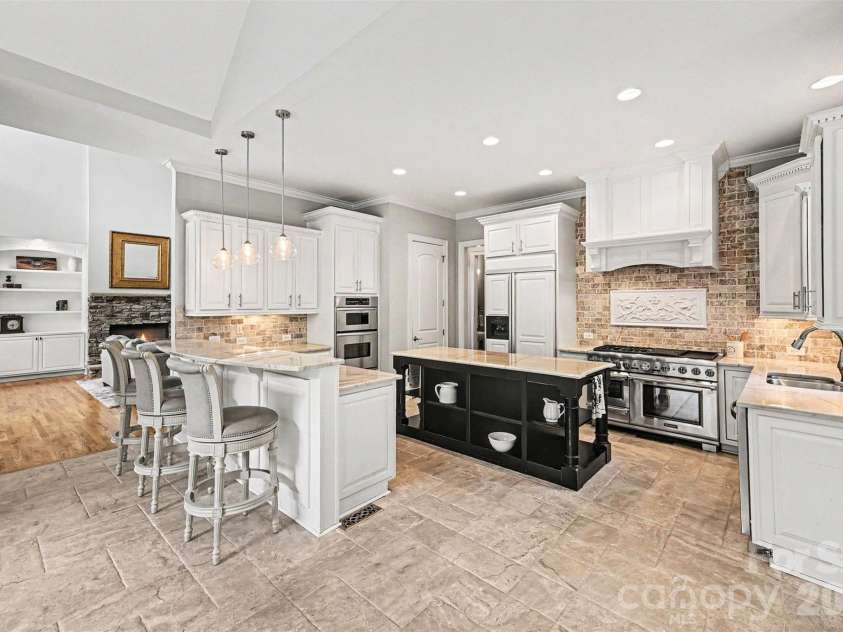 2216 Highland Forest Drive, Marvin, NC 28173.  MLS# CAR4390991, YatesRealty ID 34575. Kitchen