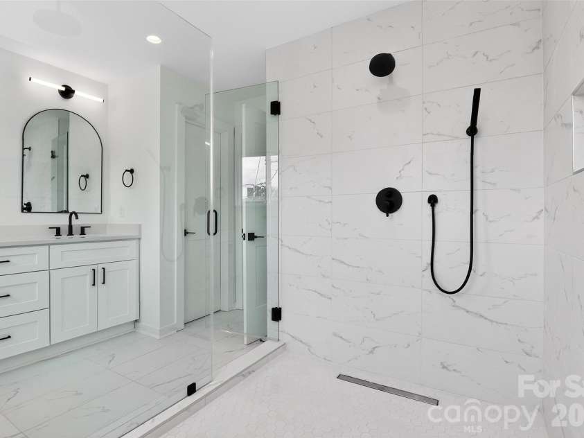 2716 Baltimore Avenue, Charlotte, NC 28203.  MLS# CAR4385672, YatesRealty ID 34576. 3rd floor primary bath