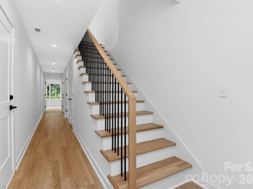 2716 Baltimore Avenue, Charlotte, NC 28203.  MLS# CAR4385672, YatesRealty ID 34576. Entryway