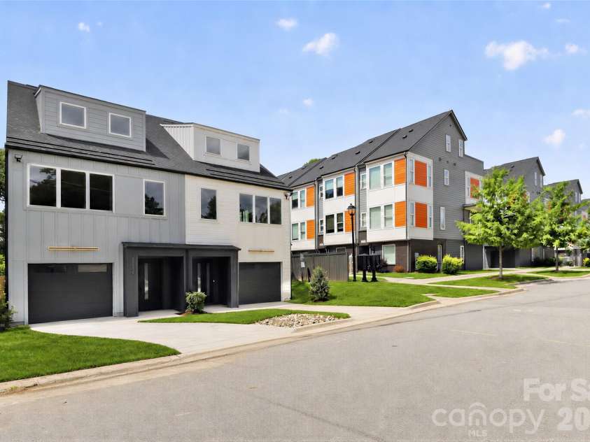 2716 Baltimore Avenue, Charlotte, NC 28203.  MLS# CAR4385672, YatesRealty ID 34576. Lawn virtually enhanced