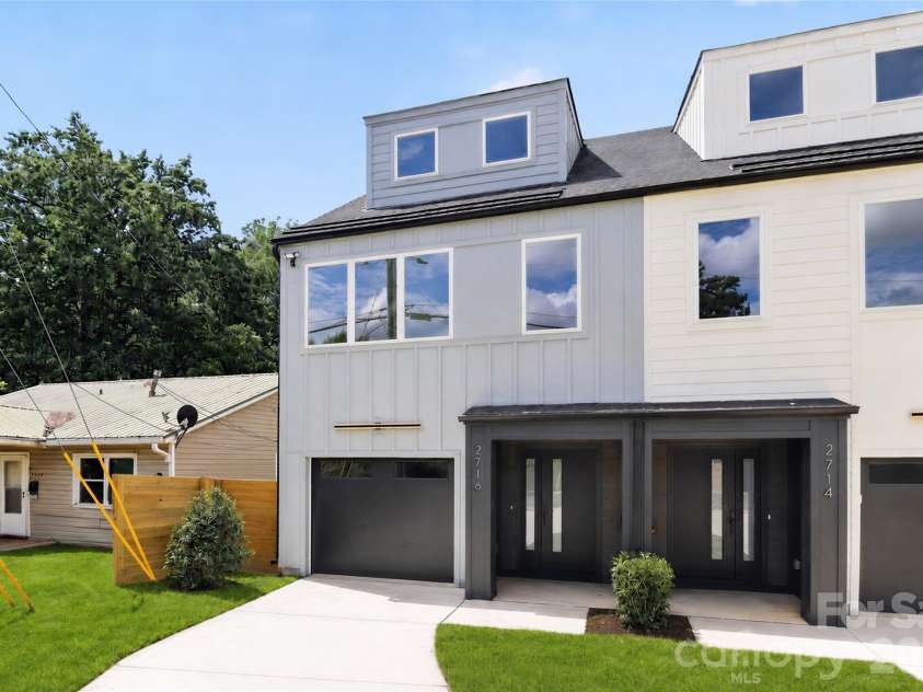 2716 Baltimore Avenue, Charlotte, NC 28203.  MLS# CAR4385672, YatesRealty ID 34576. Lawn virtually enhanced