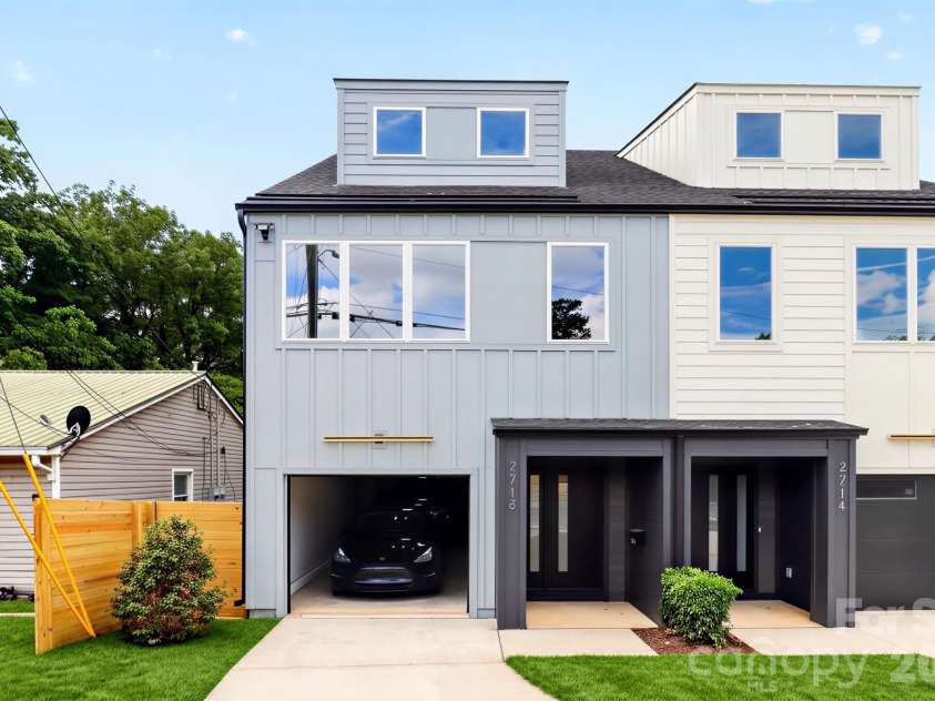 2716 Baltimore Avenue, Charlotte, NC 28203.  MLS# CAR4385672, YatesRealty ID 34576. Lawn virtually enhanced