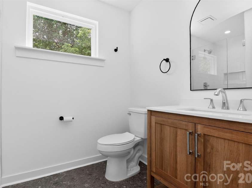 2716 Baltimore Avenue, Charlotte, NC 28203.  MLS# CAR4385672, YatesRealty ID 34576. Main floor en suite bath