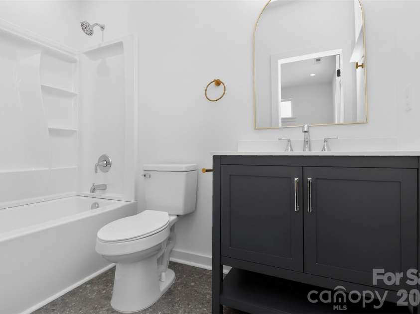 2714 Baltimore Avenue, Charlotte, NC 28203.  MLS# CAR4360205, YatesRealty ID 34577. 2nd floor en suite bath