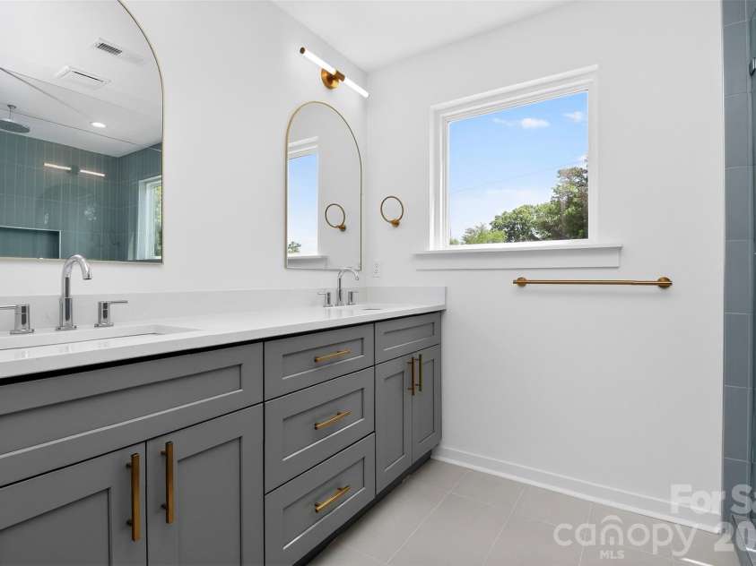 2714 Baltimore Avenue, Charlotte, NC 28203.  MLS# CAR4360205, YatesRealty ID 34577. 3rd floor primary bath