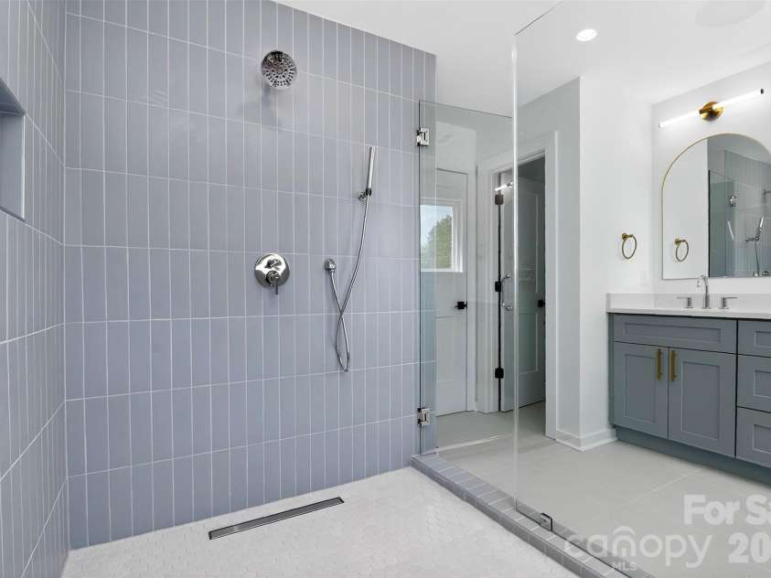 2714 Baltimore Avenue, Charlotte, NC 28203.  MLS# CAR4360205, YatesRealty ID 34577. 3rd floor primary bath