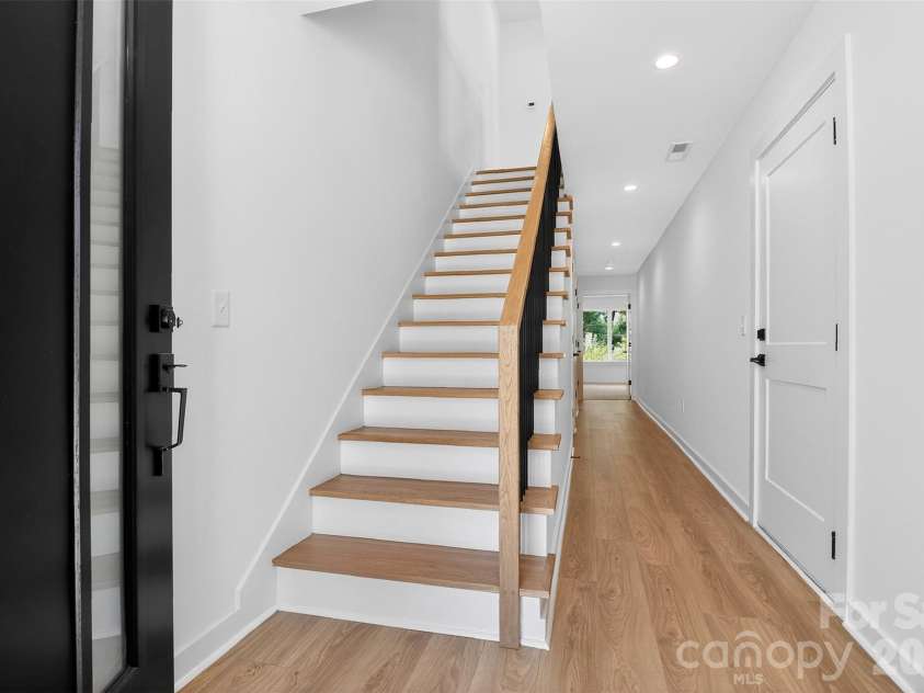 2714 Baltimore Avenue, Charlotte, NC 28203.  MLS# CAR4360205, YatesRealty ID 34577. Entryway