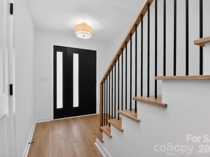 2714 Baltimore Avenue, Charlotte, NC 28203.  MLS# CAR4360205, YatesRealty ID 34577. Entryway