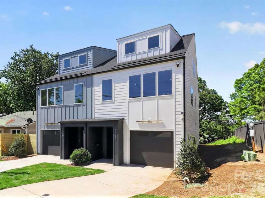 2714 Baltimore Avenue, Charlotte, NC 28203.  MLS# CAR4360205, YatesRealty ID 34577. Lawn virtually enhanced