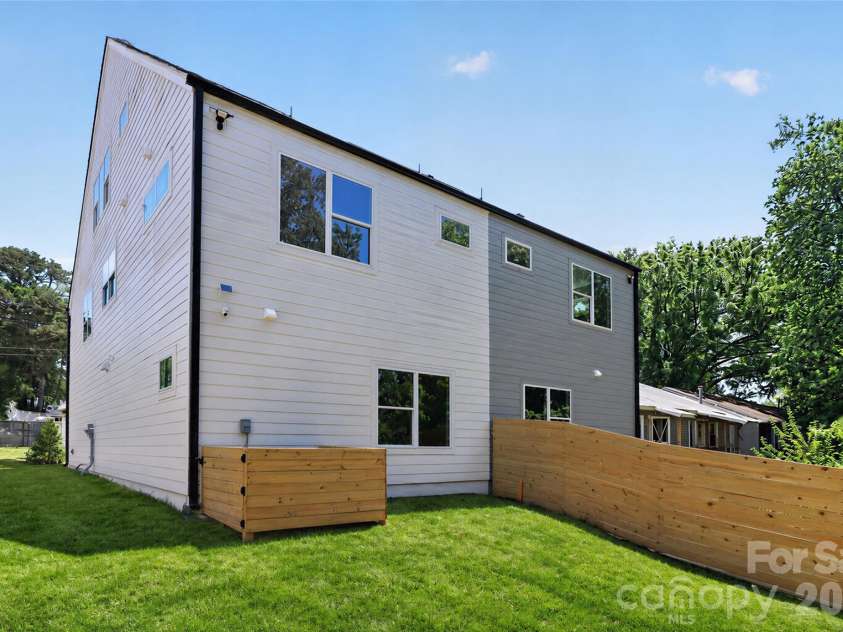 2714 Baltimore Avenue, Charlotte, NC 28203.  MLS# CAR4360205, YatesRealty ID 34577. Lawn virtually enhanced