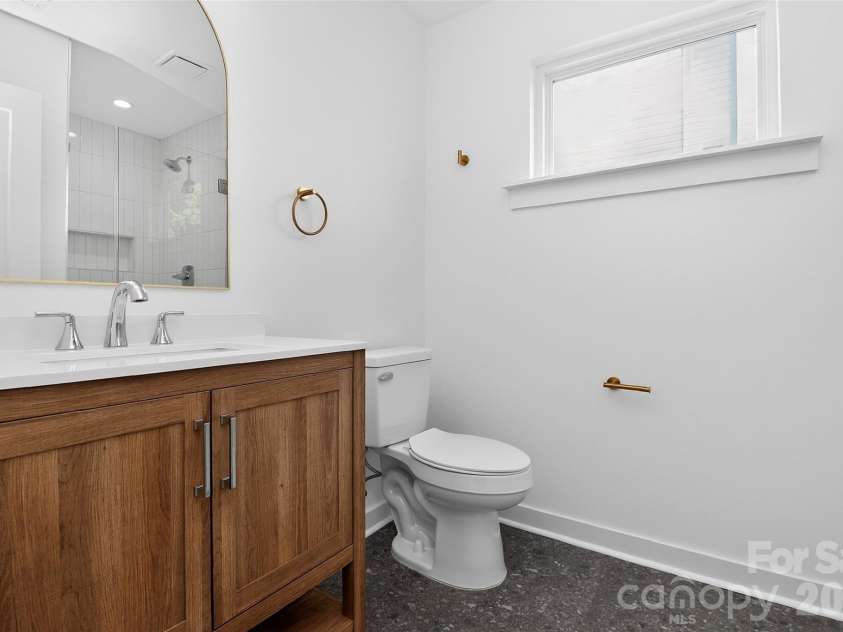 2714 Baltimore Avenue, Charlotte, NC 28203.  MLS# CAR4360205, YatesRealty ID 34577. Main floor en suite bath