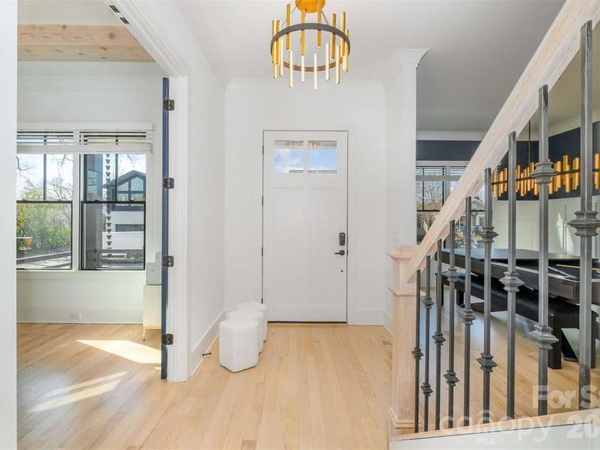 439 Melbourne Court, Charlotte, NC 28209.  MLS# CAR4386806, YatesRealty ID 34578. 