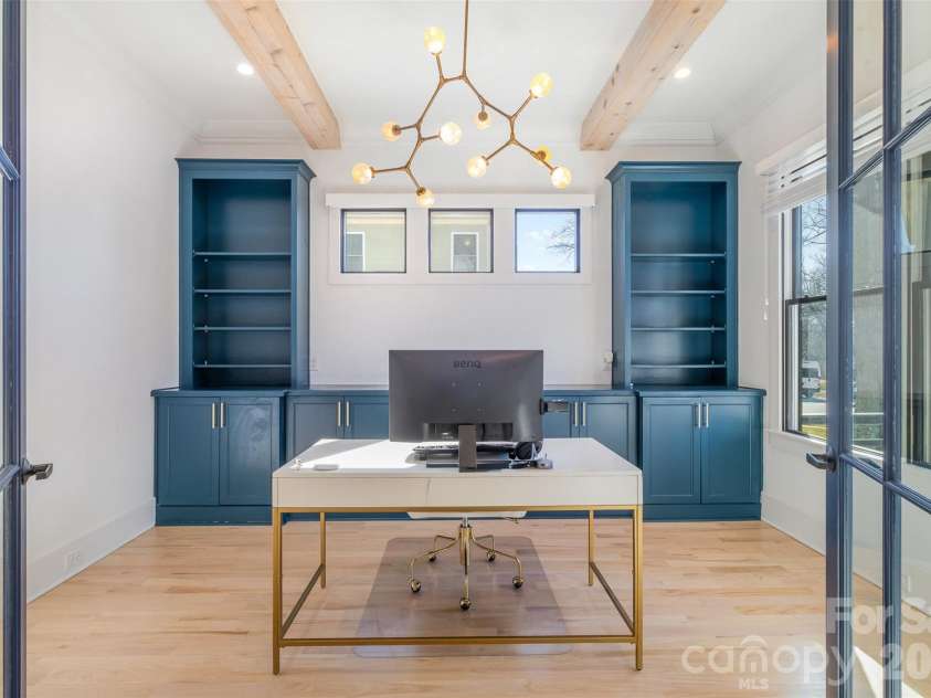 439 Melbourne Court, Charlotte, NC 28209.  MLS# CAR4386806, YatesRealty ID 34578. 