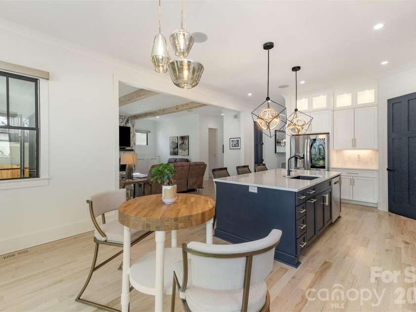 439 Melbourne Court, Charlotte, NC 28209.  MLS# CAR4386806, YatesRealty ID 34578. 